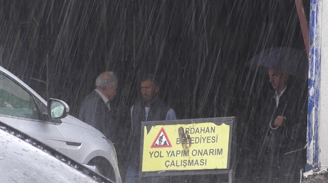 Vatandaşlar dolu yağından korunmaya çalışıyor