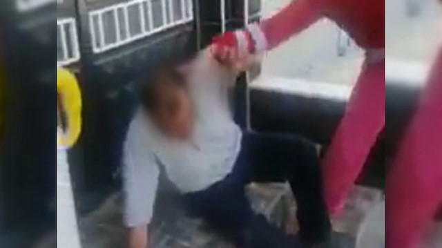 Tacizciyi terlikle dövüp polise teslim eden kadın