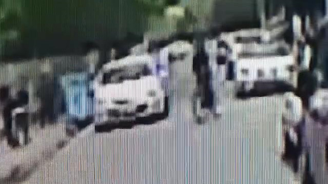 Otomobilin bisikletliye çarpma anı kamerada