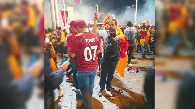 Kutlamalar için sokağa çıkan taraftarların ilk adresi seyyar satıcılar oldu.