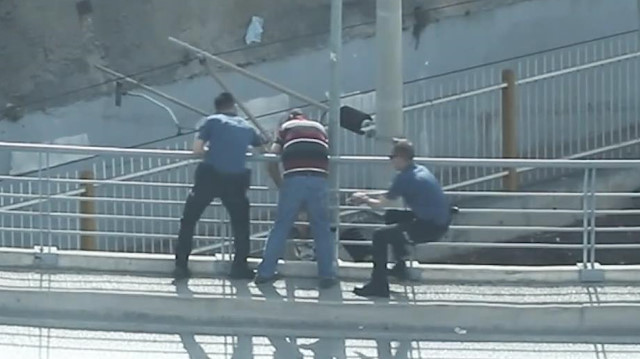 Yakalanınca köprüden atlamak isteyen genç böyle kurtarıldı