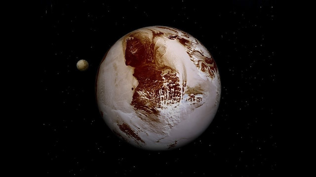 NASA'nın New Horizons adlı uzay aracının, Temmuz 2015'te Plüton'a yakın geçişi sırasında çektiği yakın plan fotoğraflarda cüce gezegenin ekvator çevresinde Teksas eyaleti büyüklüğünde eliptik biçimli beyaz bir çanak tespit etti.