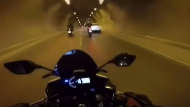 Tek tekerlek üzerinde gitmeye çalışan motosikletli kaza yaptı