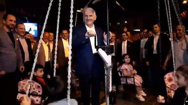 Binali Yıldırım Kasımpaşa'da salıncak çevirdi