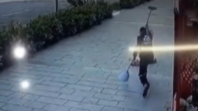 Uyuyan köpeğe süpürgeyle böyle vurdu