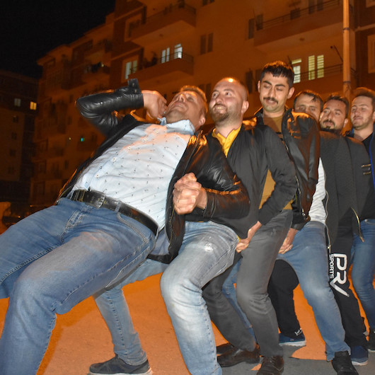 Ramazan davulcusu eşliğinde sahur halayı