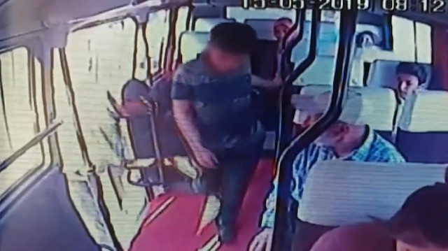Çocuğu üzeri kirli diye minibüs koltuğuna oturtmadı