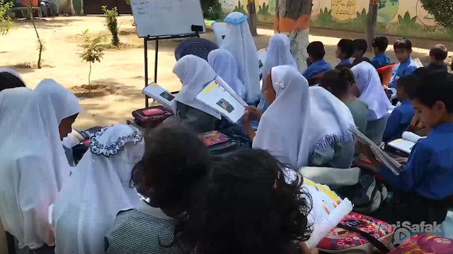 Keşmirin çocukları açık havada eğitim görüyor