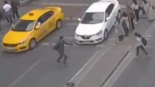 Şişli'de kırmızı ışıkta geçen gence araba çarptı