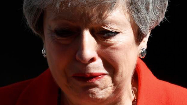 Theresa May ağlayarak görevini bırakacağını açıkladı