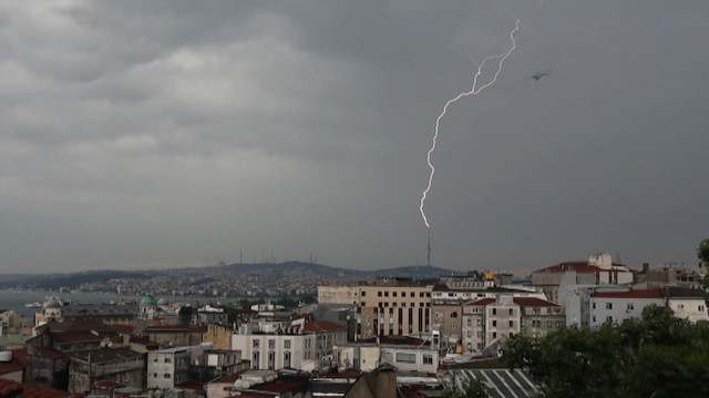 Çamlıca'da yıldırım düşmesi görüntülendi