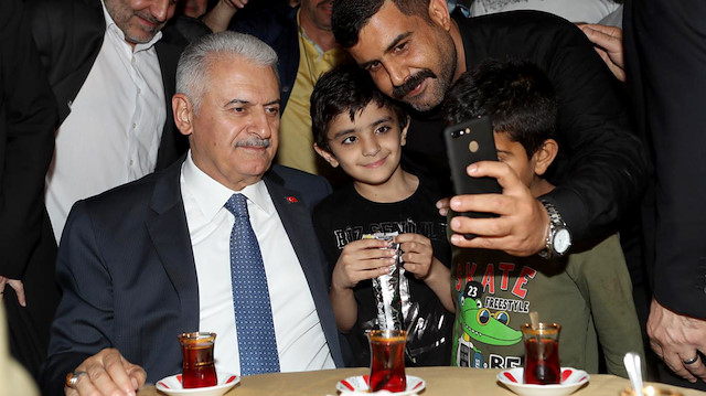Binali Yıldırım Fatih'te itfaiyecilerle sahur yaptı