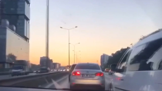 Trafikte sürücülerin makas atma yarışı kamerada