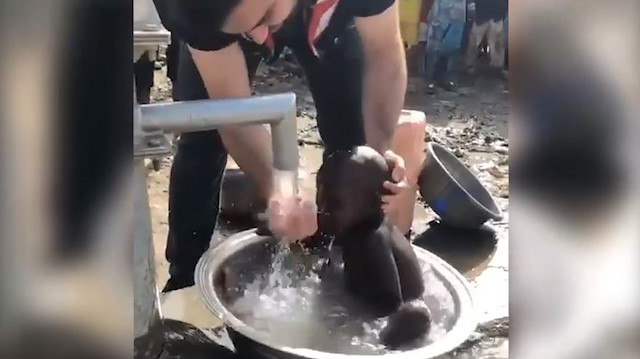 Suyla tanışan Afrikalı çocukların mutluluğu