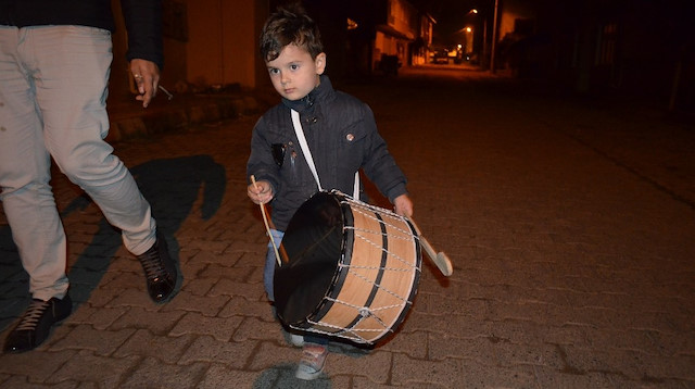 Ramazan'ın en küçük davulcusunun sahur mesaisi