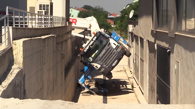 Otel camını silerken vinç devrildi: 2 işçi öldü