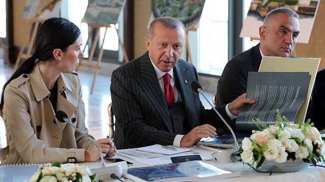 Cumhurbaşkanı Recep Tayyip Erdoğan, Yassıada'da gazetecilerle sohbet etti.