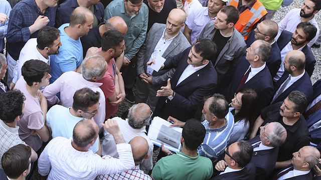 Bakan Kurum, konuşmasının ardından vatandaşların kentsel dönüşümle ilgili sorunlarını dinledi.