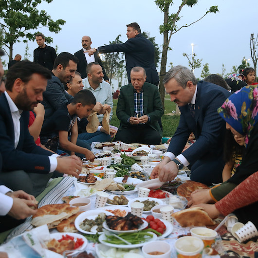 Cumhurbaşkanı Erdoğan vatandaşlarla iftar yaptı