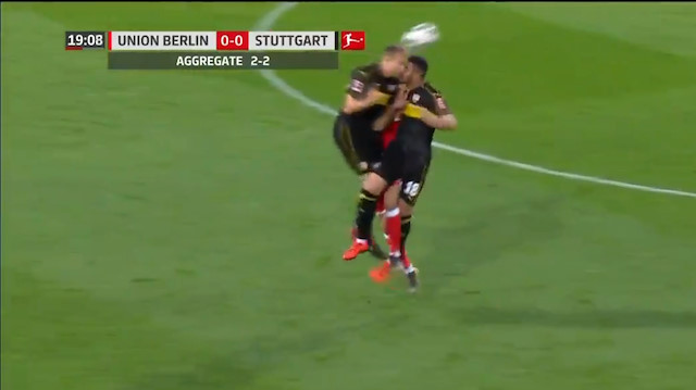 Ozan Kabak arkadaşıyla kafa kafaya çarpıştı