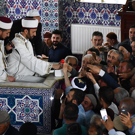 Peygamber sevgisi camilere sığmadı