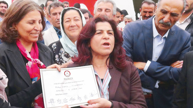 HDP’li Mülkiye Esmez göreve başladıktan sonra ilk iş olarak kayyum döneminde işe başlayan çalışanları işten çıkardı.