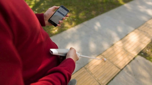 Görme engelliler için geliştirilen akıllı baston akıllı telefonlarla entegre çalışıyor.