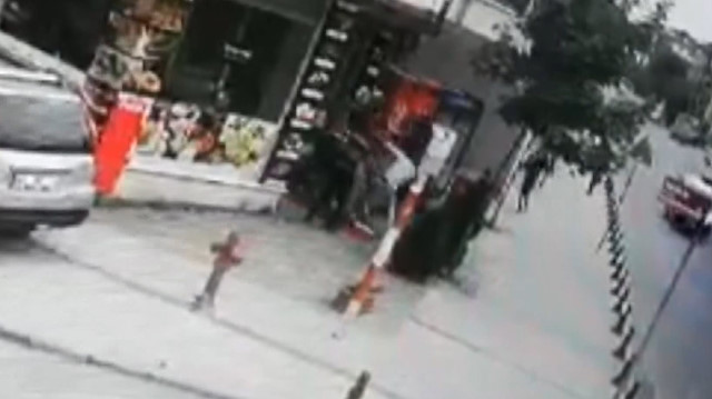 Müşteriyle çalışanların bıçaklı kavgası kamerada