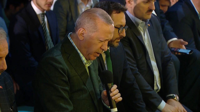 Cumhurbaşkanı Erdoğan Enderun Teravihinden sonra Kuran okudu