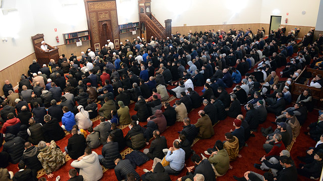 Müslümanlar bayram namazını kılmak için camilere akın etti.