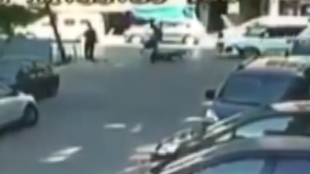 Aracın çarptığı motosikletli kaldırımdaki yayanın üstüne düştü