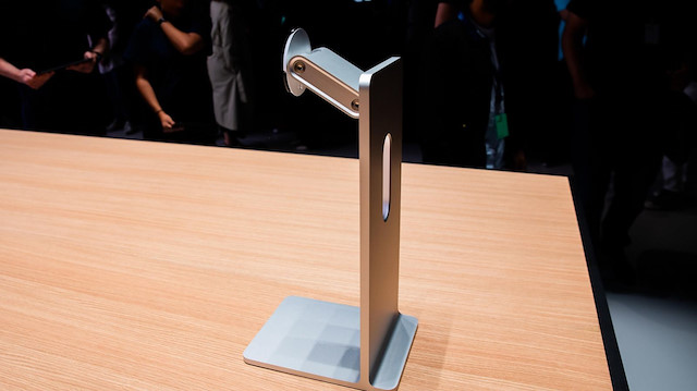 Apple Pro Display XDR yalnızca monitör ayağı olarak kullanılıyor.