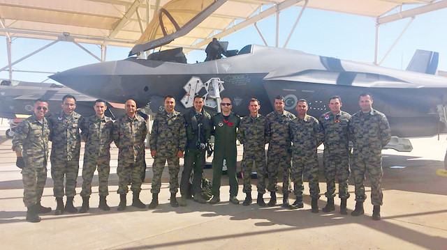 ABD, F-35 eğitimi için Arizona ve Florida’da bulunan 42 Türk askerini sınırdışı etme kararı aldı. S-400’lere ilişkin iki yıldır süren şantaj zincirinin son halkası olan gelişme F-35 sürecini noktalayabilir.