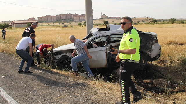 Araçlardan biri elektrik direğine çarpması nedeniyle alev aldı, bu arada tarladaki ekinler de tutuştu.