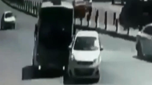 Minibüs sürücüsünün dikkatiyle faciayı önlediği anlar kamerada