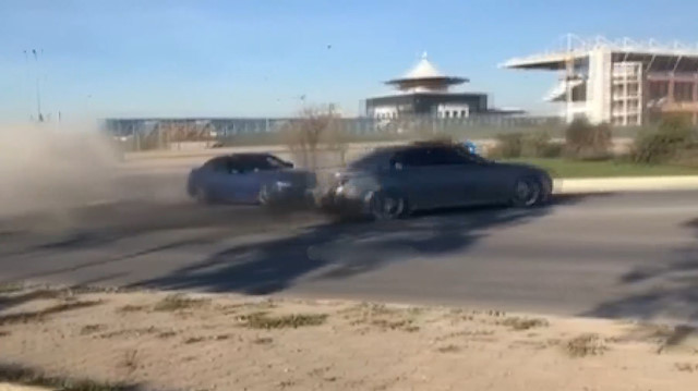 Dönel kavşakta drift yapan magandalar sürücüleri tehlikeye attı