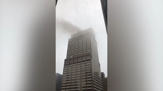 Manhattanda binanın üzerine helikopter düştü
