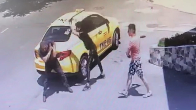 Annesine sarkıntılık yapan taksiciyi demir sopayla dövdü