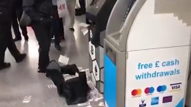 Metro istasyonundaki ATM para saçtı