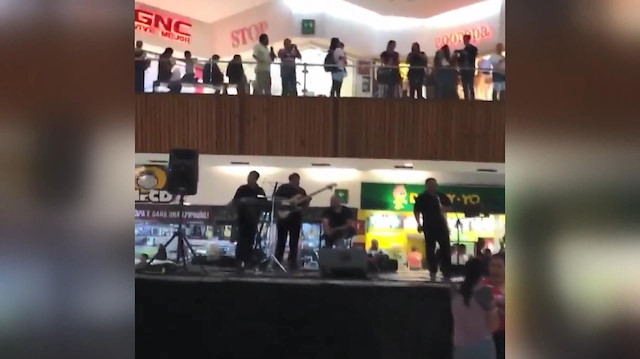 Grup, suya aldırış etmeden Titanic'in sembol şarkılarını çaldı.