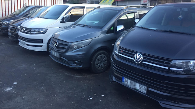 Denetimler sonucunda bağlanarak parka çekilen Uber araçları.