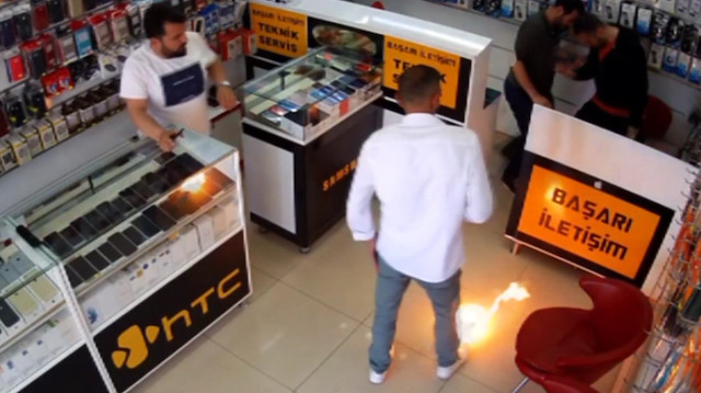 Tamir için bırakılan telefon patlayarak alev aldı