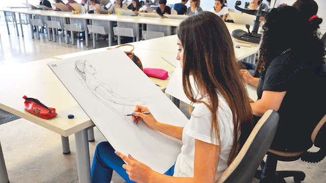 Uluslararası yarışmalarda ilk üç dereceye girenler ile Bilim ve Sanat Merkezlerine (BİLSEM) kayıtlı öğrencilerden görsel sanatlar ve müzik alanında tanılanmış özel yetenekli öğrenciler, yetenek komisyonu olmadan güzel sanatlar liselerine direkt kayıtlarını yaptırabilecek.