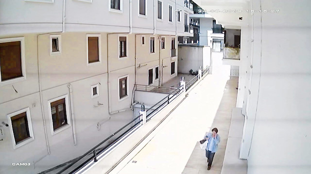 Nimet Çakıl’ın kendisini arayanlara parayı teslim etmek için evinden çıkması ve parayı verdikten sonra evine dönmesi güvenlik kameralarına yansıdı.