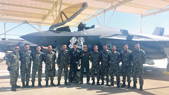 ABD’de 6’sı pilot, diğerleri teknisyen olmak üzere 42 asker bulunuyor.