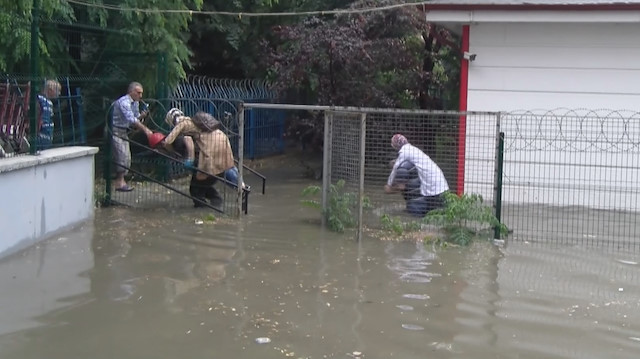 E-5 göle döndü: Pendik'te anaokulunu su bastı
