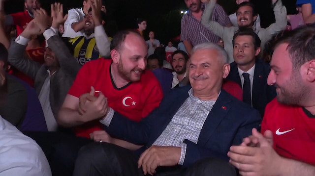 Binali Yıldırım milli maçı gençlerle izledi