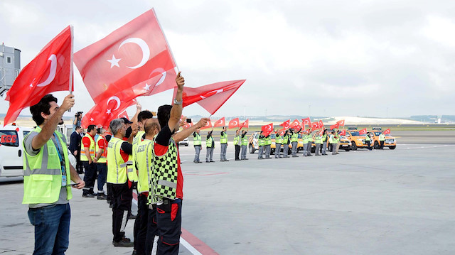 Milliler Türk bayraklarıyla karşılandı