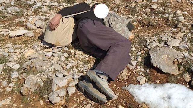Uyuyor taklidi yapan kaçak avcı.