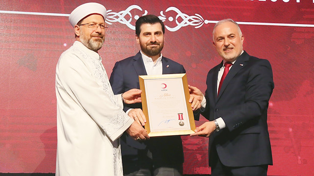 Altın madalyaya layık görülen Albayrak Vakfı’nın madalyasını Albayrak Yönetim Kurulu Üyesi Mesut Albayrak’a Diyanet İşleri Başkanı Ali Erbaş ve Türk Kızılayı Genel Başkanı Kerem Kınık verdi.